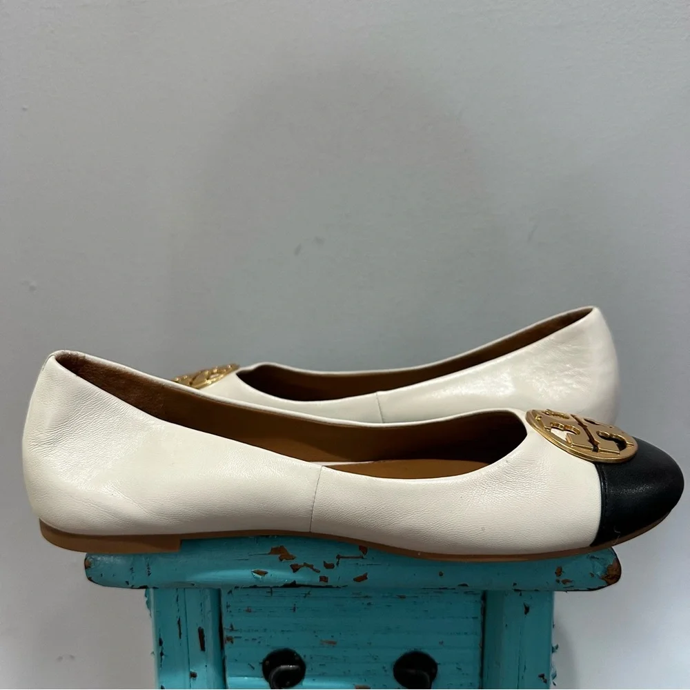 Tory Burch Cap-Toe Ballet Flat Cream Black Leather Gold Tone Logo Medallion 8.5
